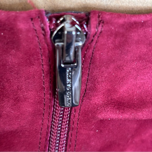 NIB Vince Camuto Women's Presindal Burgundy Suede Heeled Boots Sz 7.5 - Picture 9 of 11